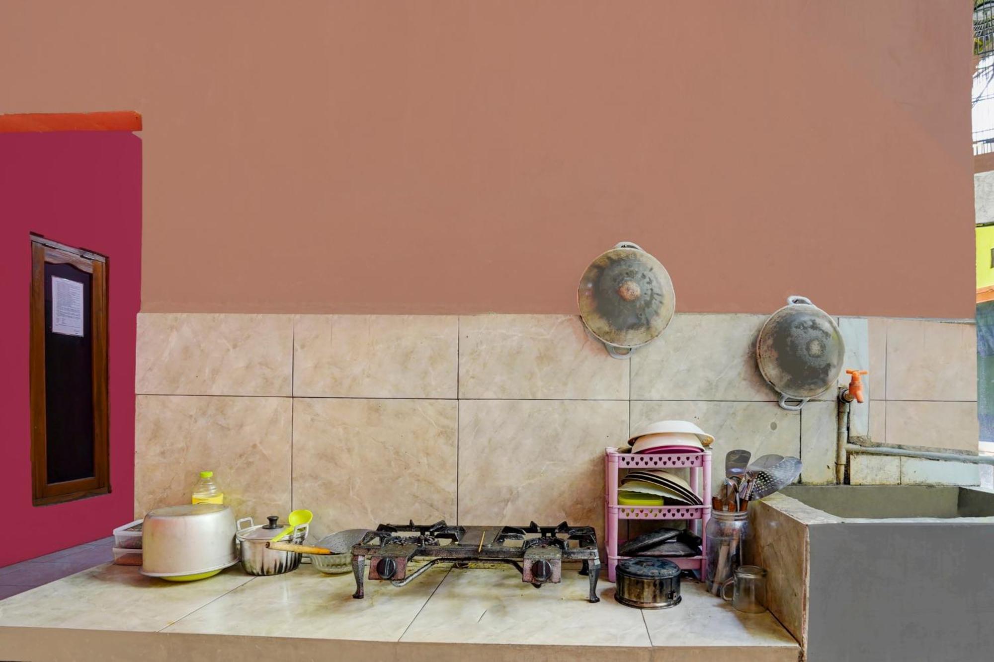 Oyo Life 92840 Wisma Morricco Jombang Bagian luar foto